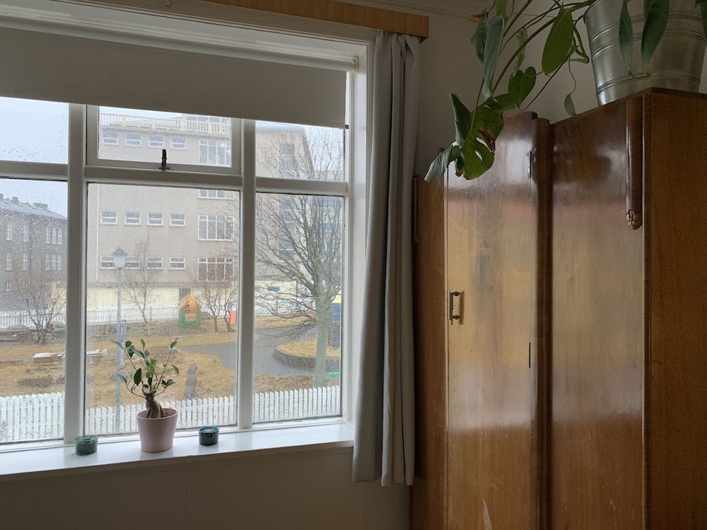 Reykjavik Guesthouse Deluxe Twin Room, Shared Bathroom (2) 8