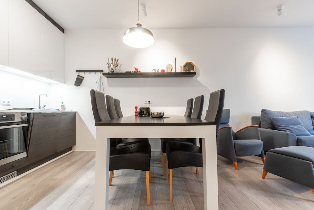 undefined Apartment FR8 4