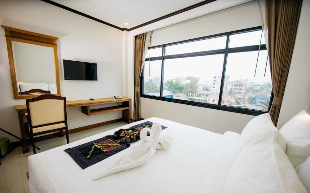 Sisombat Plaza Hotel Superior Double Room 2