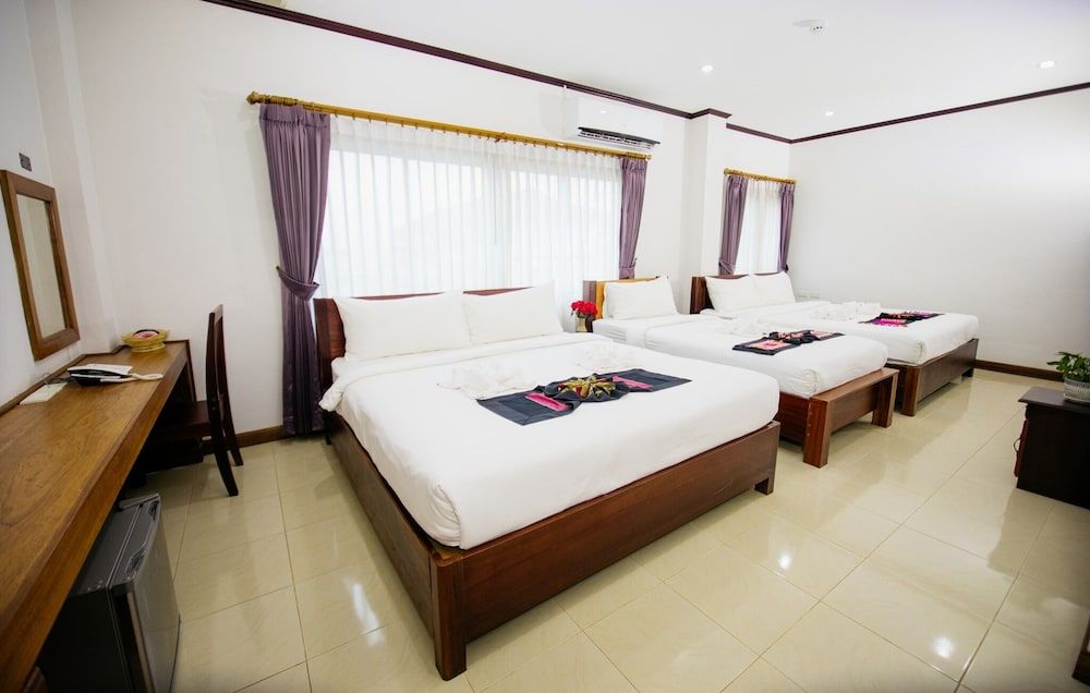 Sisombat Plaza Hotel Standard Triple Room