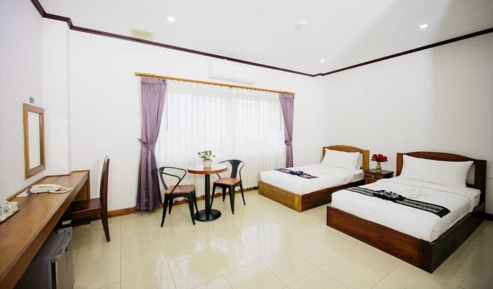 Sisombat Plaza Hotel Standard Twin Room