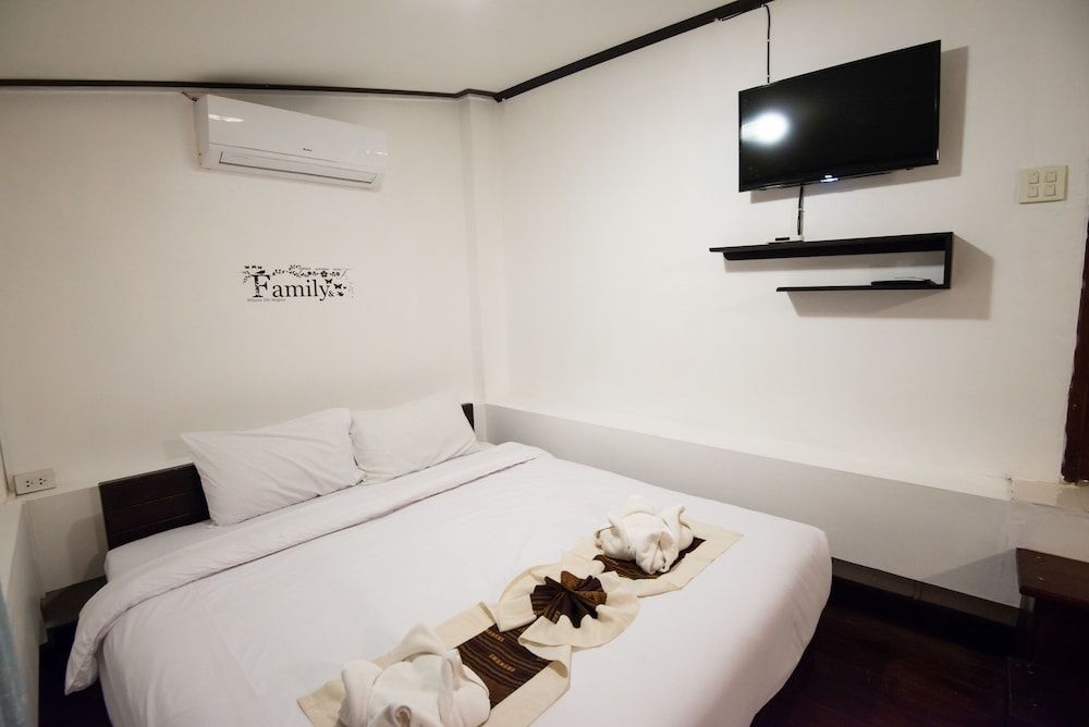 Jasmine Ville Guesthouse Deluxe Triple Room 4