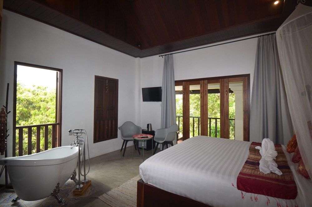 Moonlight Champa Riverview King Room with River View 6