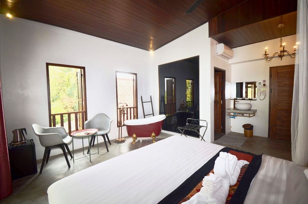 Moonlight Champa Riverview King Room with River View 9