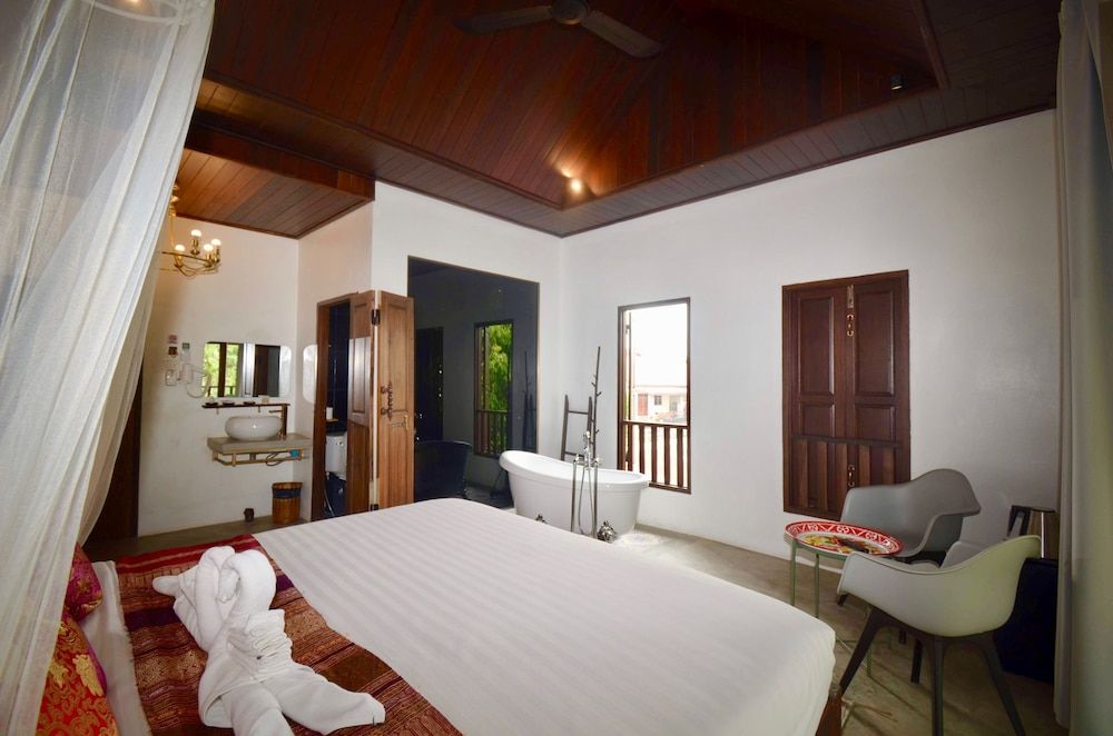 Moonlight Champa Riverview King Room with River View 8