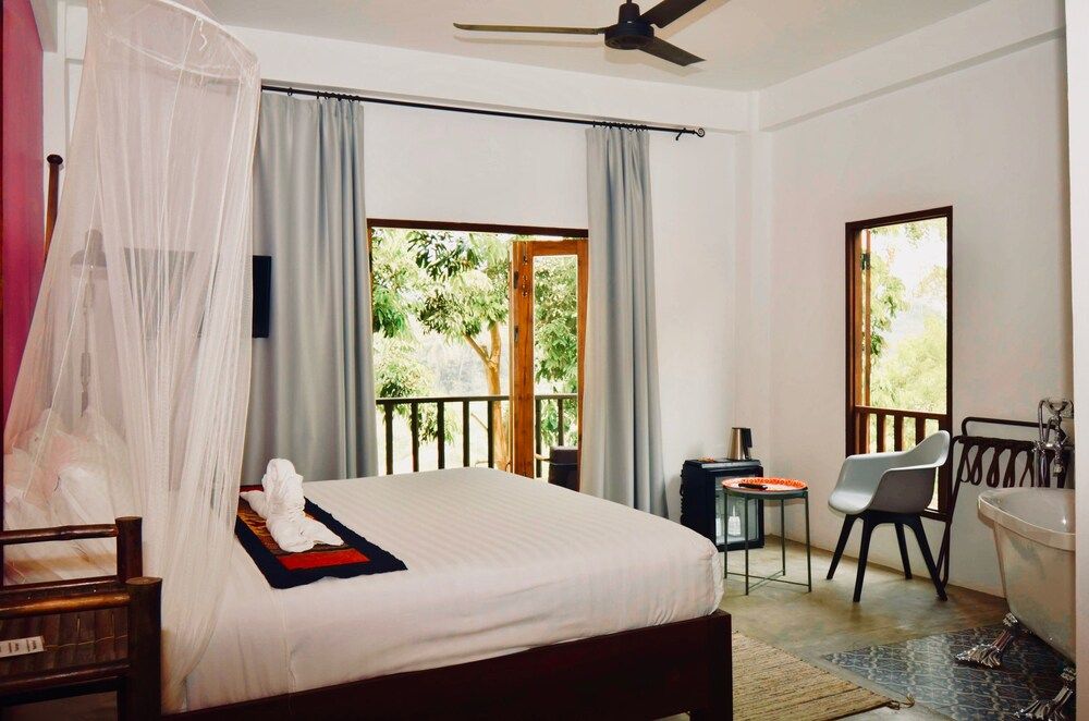 Moonlight Champa Riverview King Room with River View 4