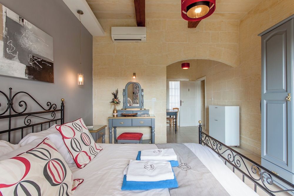 Family House, 4 Bedrooms (Twilight Gozitan Farmhouse With Pool)