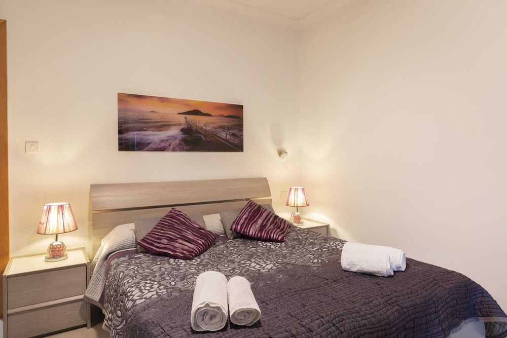 Basic Apartment, Multiple Beds
