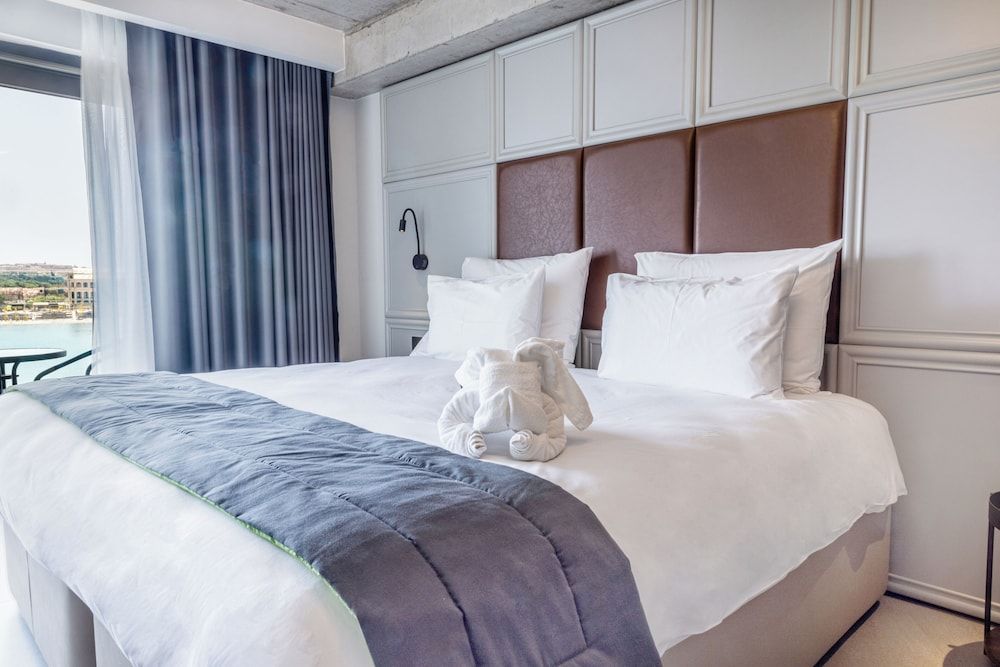 The Londoner Hotel Sliema Deluxe Double or Twin Room, Sea View 10