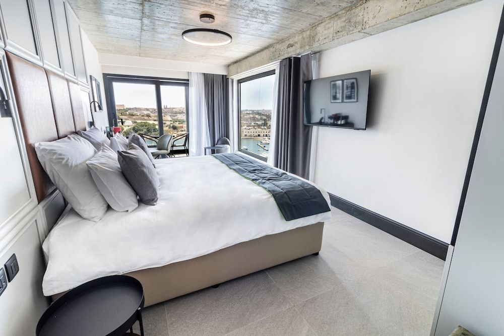 The Londoner Hotel Sliema Executive Double or Twin Room, Sea View 7