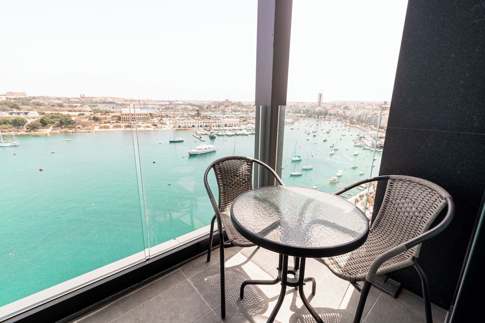 The Londoner Hotel Sliema Executive Double or Twin Room, Sea View 4