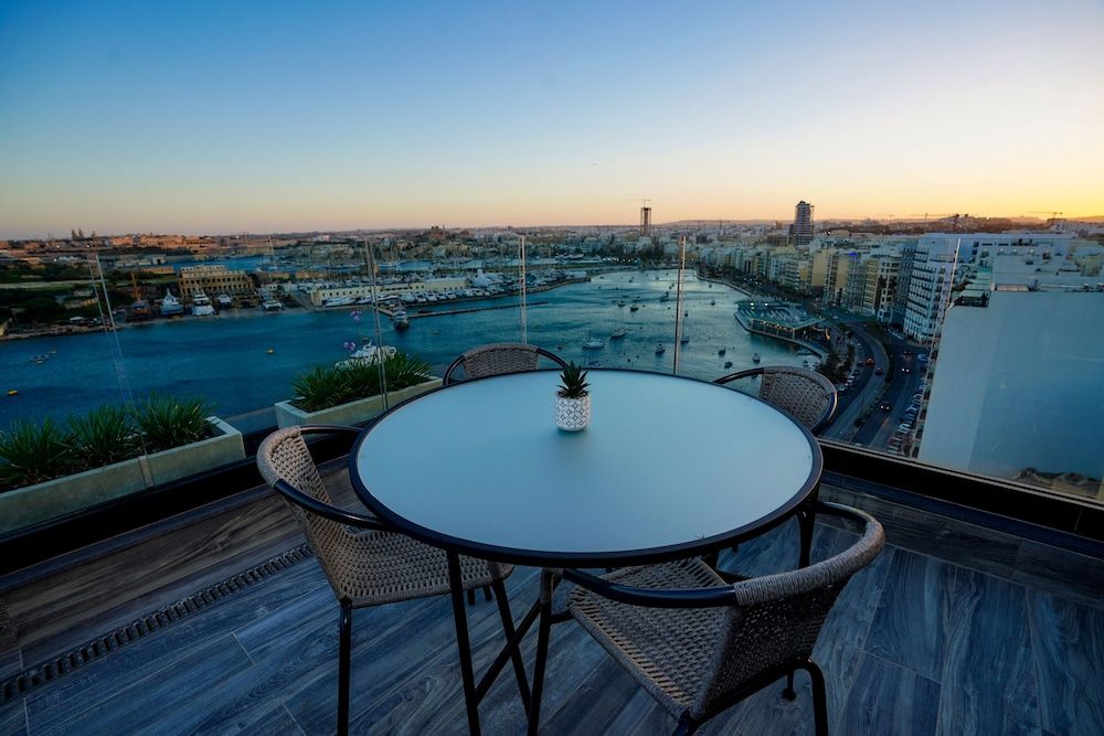 The Londoner Hotel Sliema Penthouse Suite, Hot Tub, Sea View 13