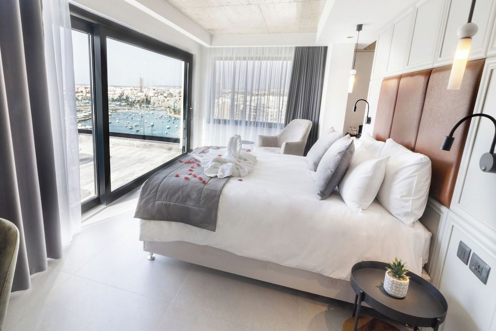 The Londoner Hotel Sliema Penthouse Suite, Hot Tub, Sea View 6