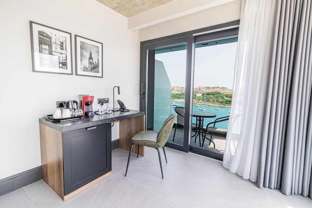 The Londoner Hotel Sliema Executive Double or Twin Room, Sea View 6