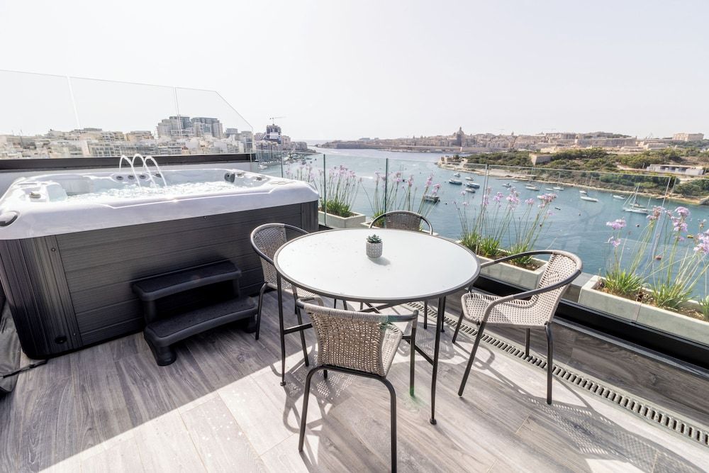 The Londoner Hotel Sliema Penthouse Suite, Hot Tub, Sea View 14