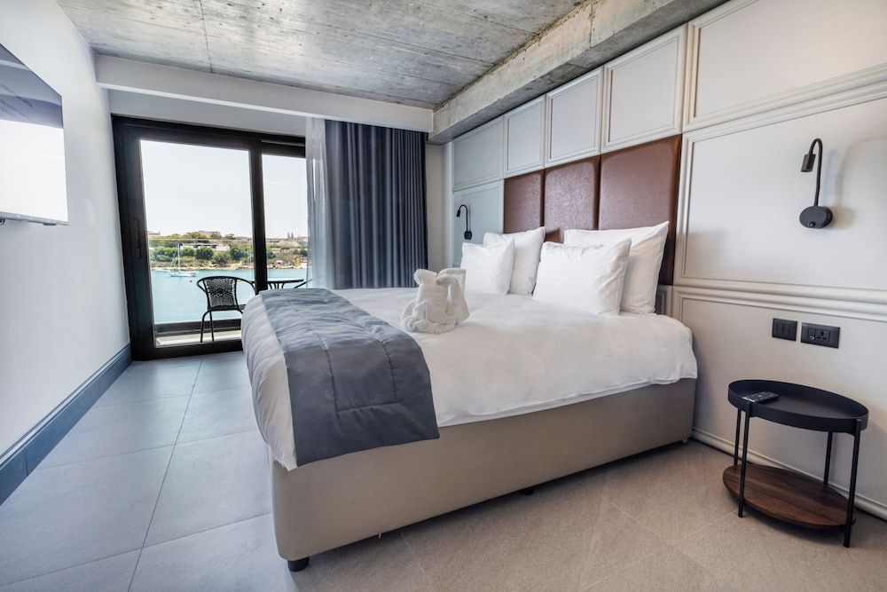 The Londoner Hotel Sliema Deluxe Double or Twin Room, Sea View 8