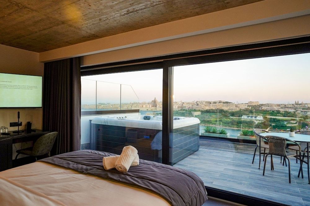The Londoner Hotel Sliema Penthouse Suite, Hot Tub, Sea View 3