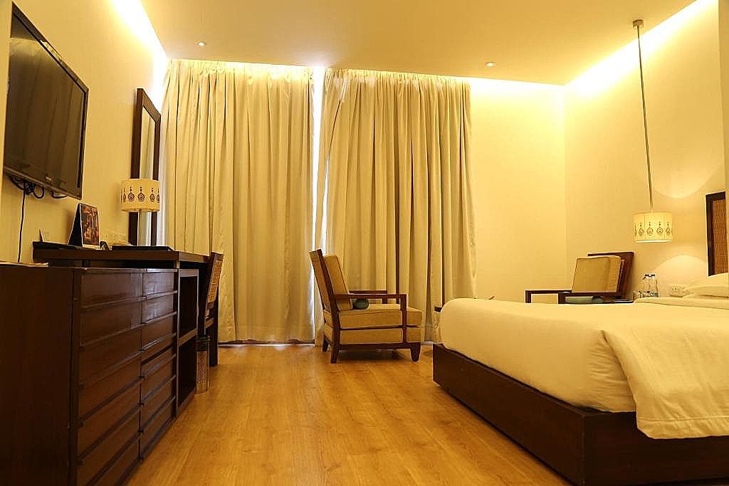 The Park Visakhapatnam Luxury Room with Pool View 4