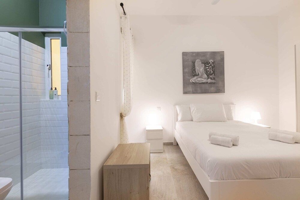 Basic Apartment, Multiple Beds