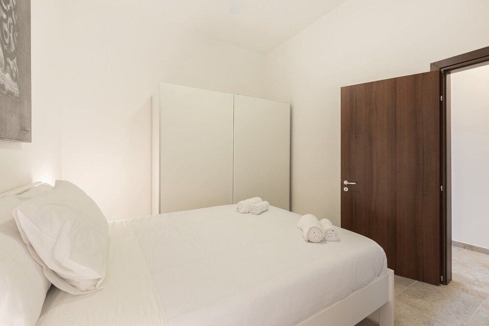 Basic Apartment, Multiple Beds