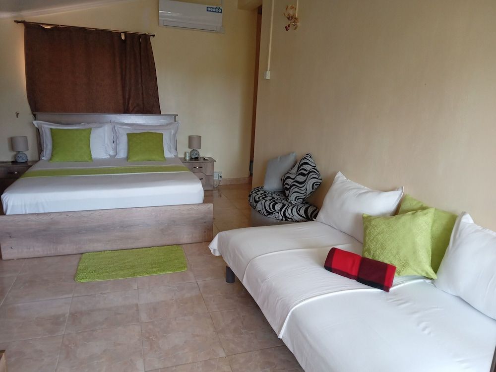 Riverside Holiday Home Studio, 1 Queen Bed with Sofa bed, River View 4