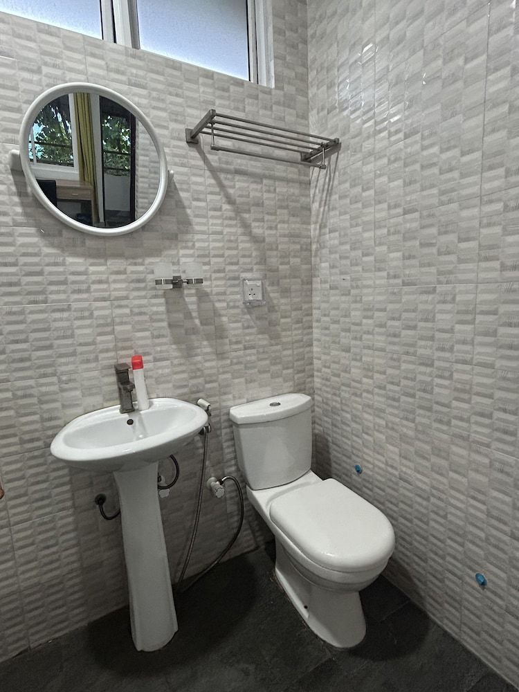 Dhangethi Inn Deluxe Double Room 8