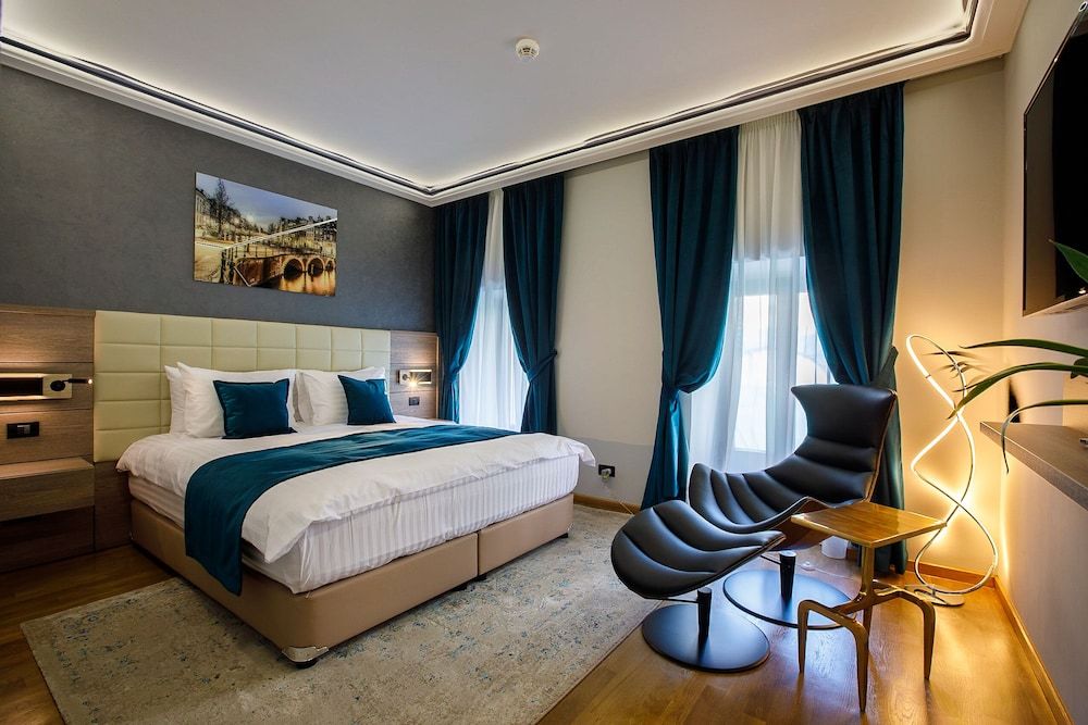 Casa Hrisicos Deluxe Room 8