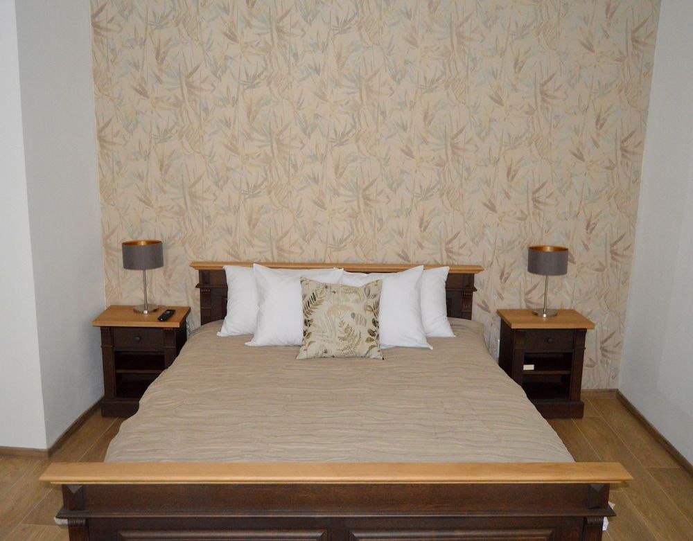 Apartment, Queen