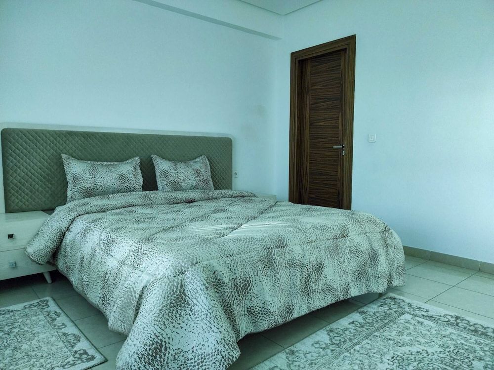 undefined Sunset Square Near the Lake 9