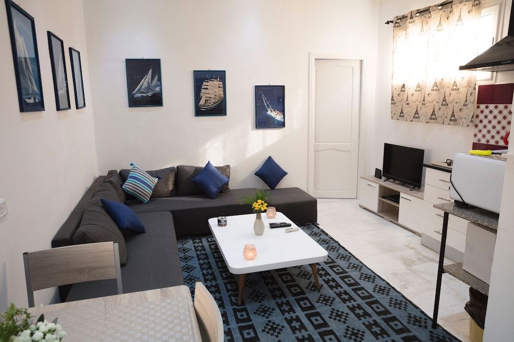 City Apartment, Smoking