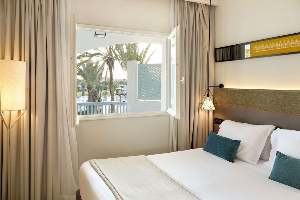 Suite, Pool View