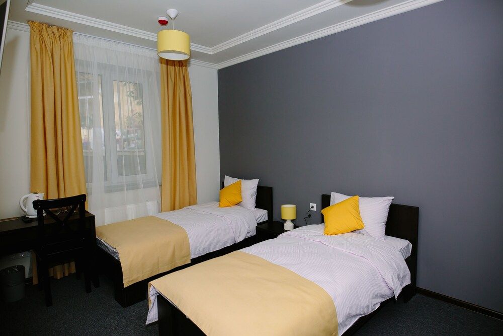 Standard Twin Room (1)