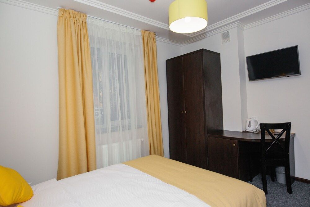 Standard Double Room (2)