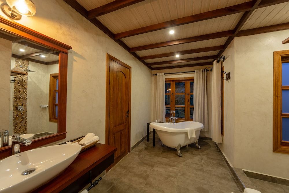 Chimpundu Lodge Deluxe Double Room 8