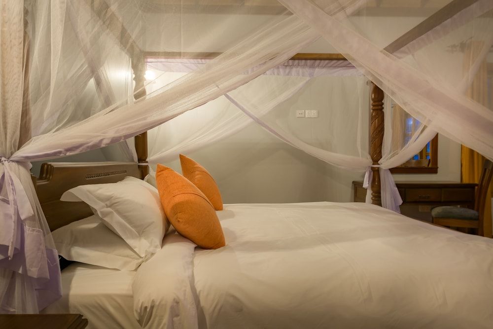 Chimpundu Lodge Deluxe Double Room 4