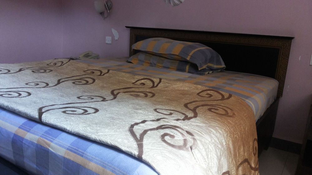 Palema Crown Hotel Deluxe Single Room 4