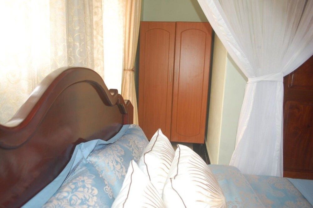 TJ Global Hotel Kasese Double Room (No A/C) 6