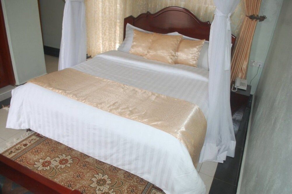 TJ Global Hotel Kasese Double Room (No A/C) 4