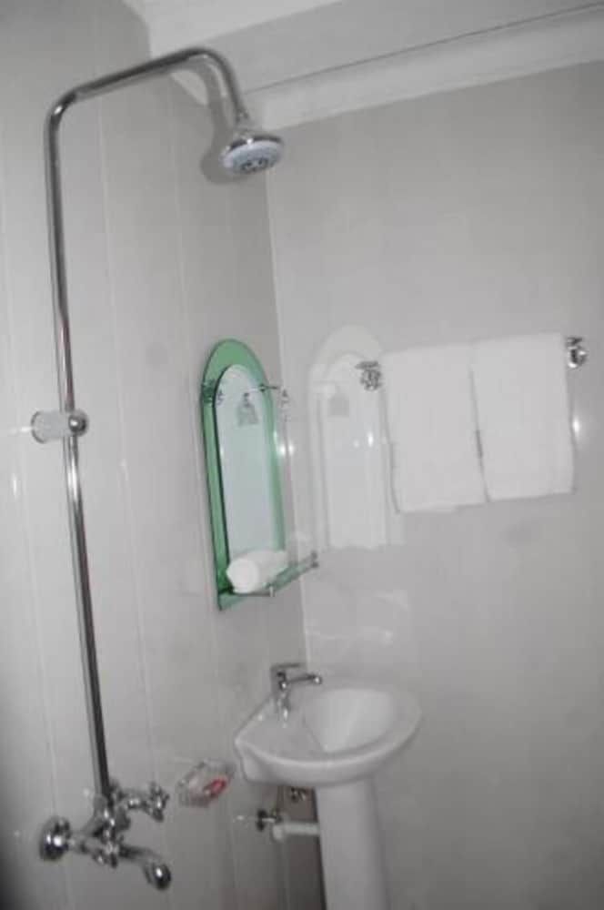 TJ Global Hotel Kasese Double Room (No A/C) 7