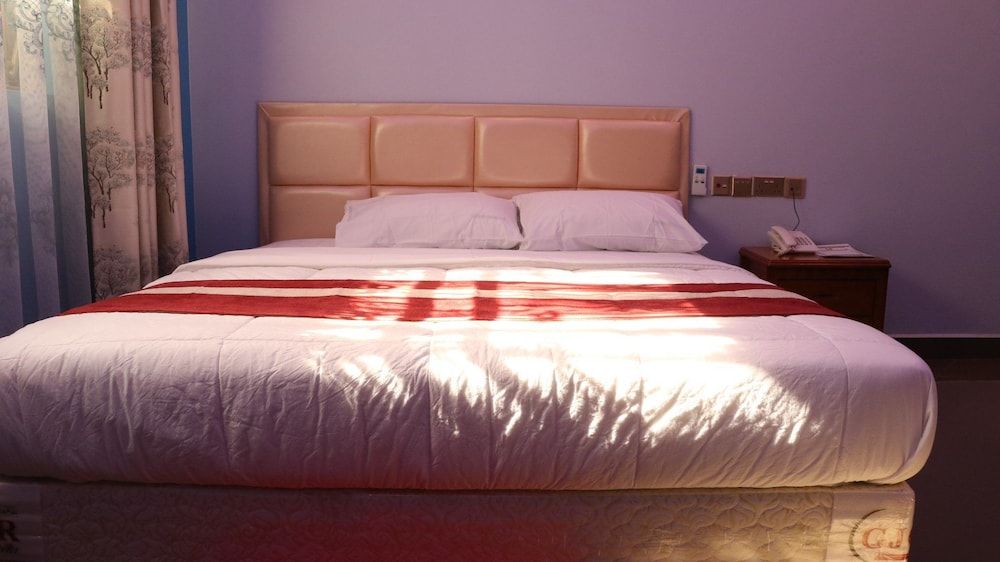 Georgina Gardens Hotel Deluxe Room 3