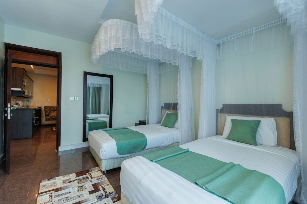 Koki Hotel Twin Room with No Windows 7