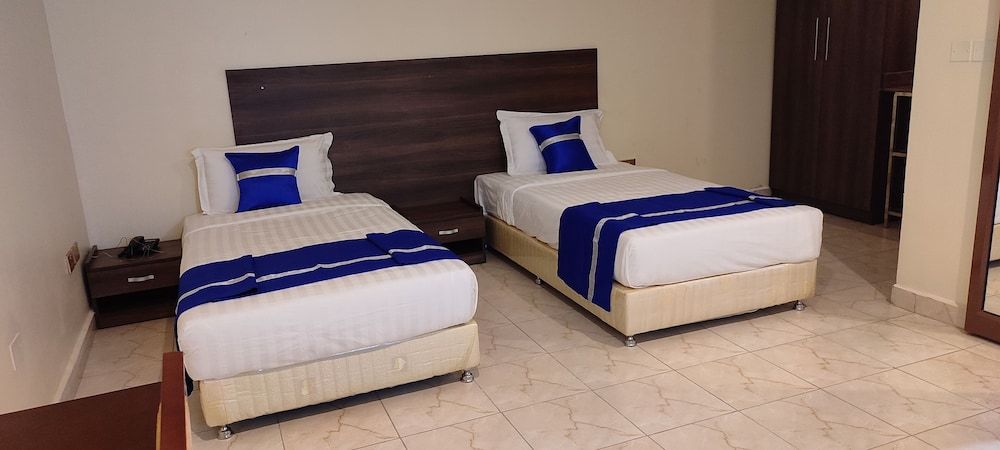 Koki Hotel Twin Room with No Windows 4