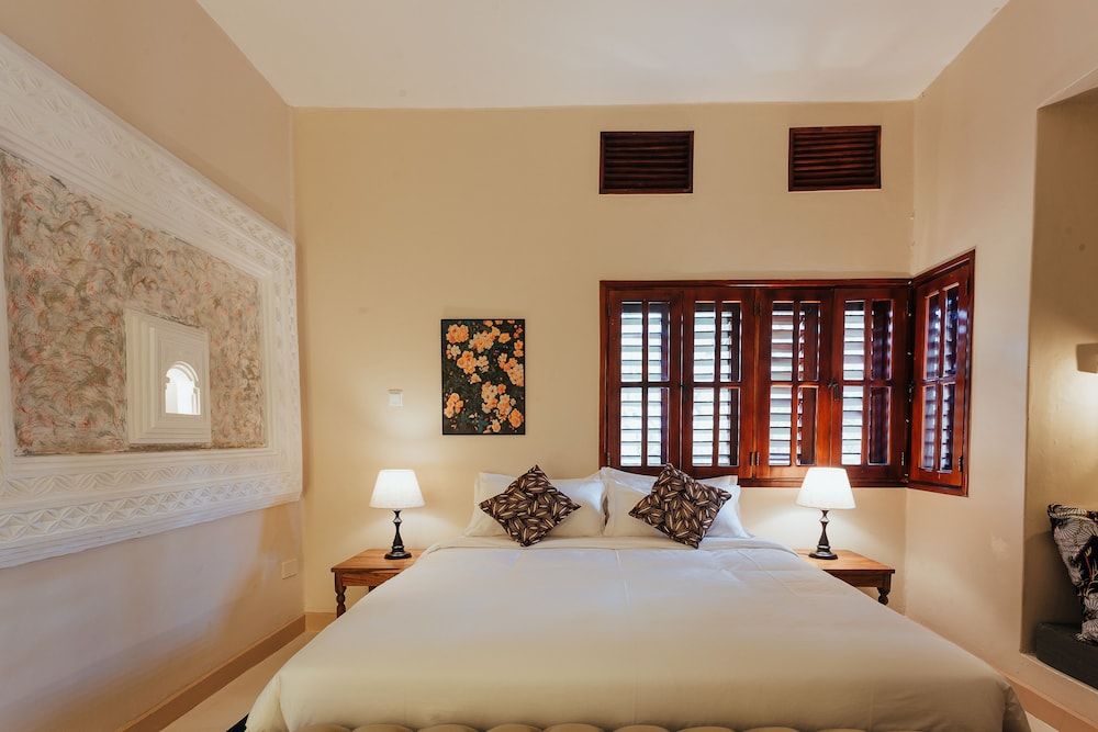 Yushili Hotel & Restaurant Deluxe Room, 1 King Bed, Refrigerator 2