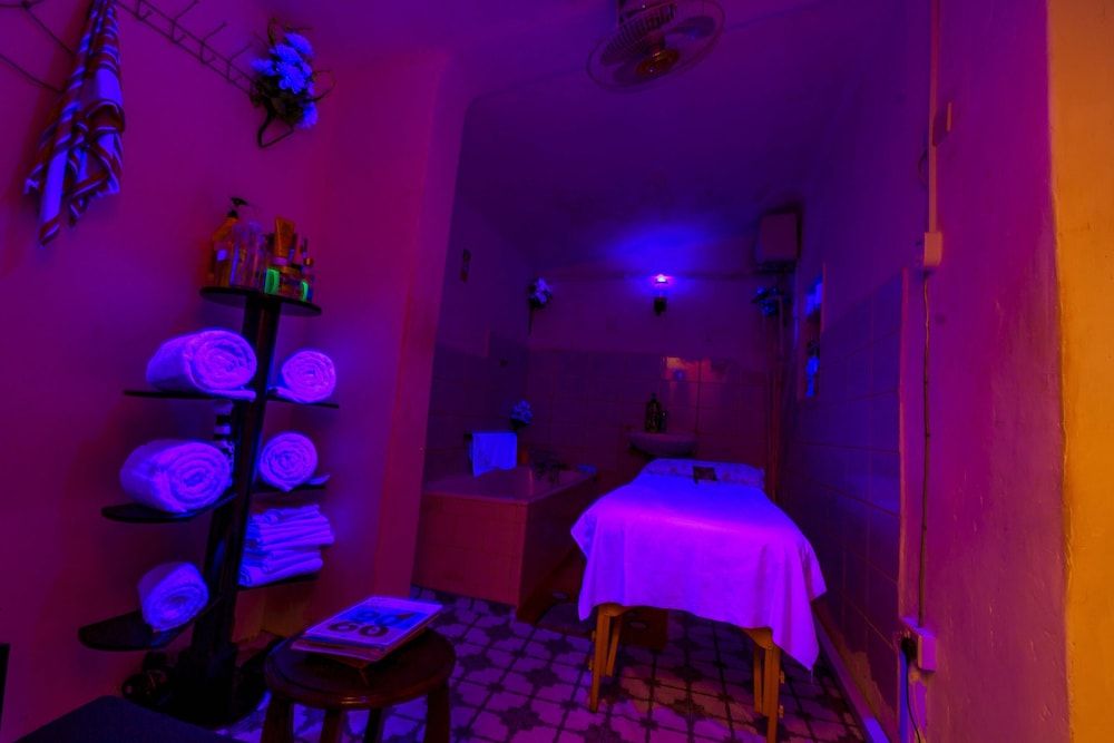 Frontiers Hotel Entebbe Deluxe Twin Room, Private Bathroom 9