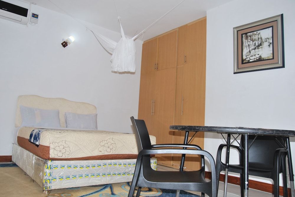 Frontiers Hotel Entebbe Deluxe Twin Room, Private Bathroom 2