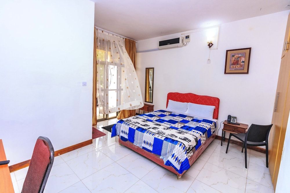 Frontiers Hotel Entebbe Double Room, Private Bathroom (King) 7