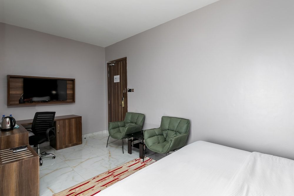 Hotel Horizon Entebbe Deluxe Room, 1 King Bed, Accessible, Non Smoking 3