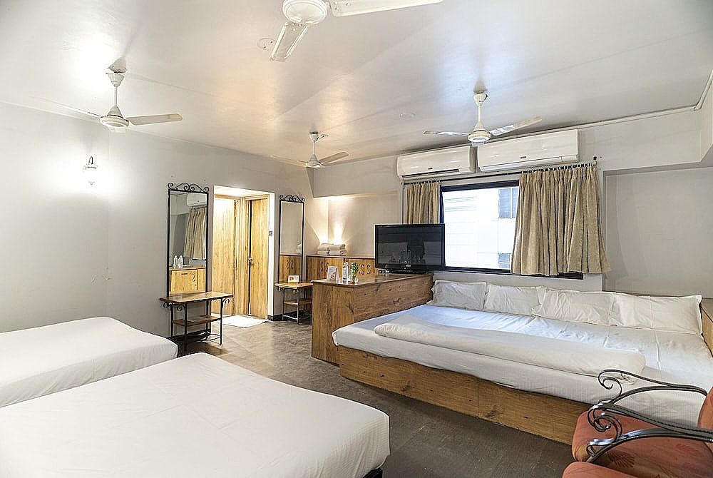 Family Room, 1 King Bed, Smoking, City View