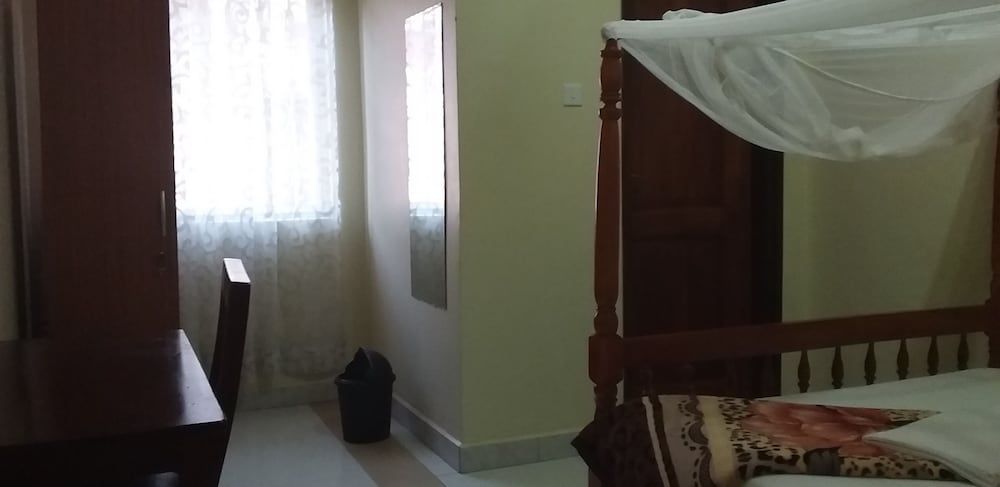 Rainbow Courts Single Room 3