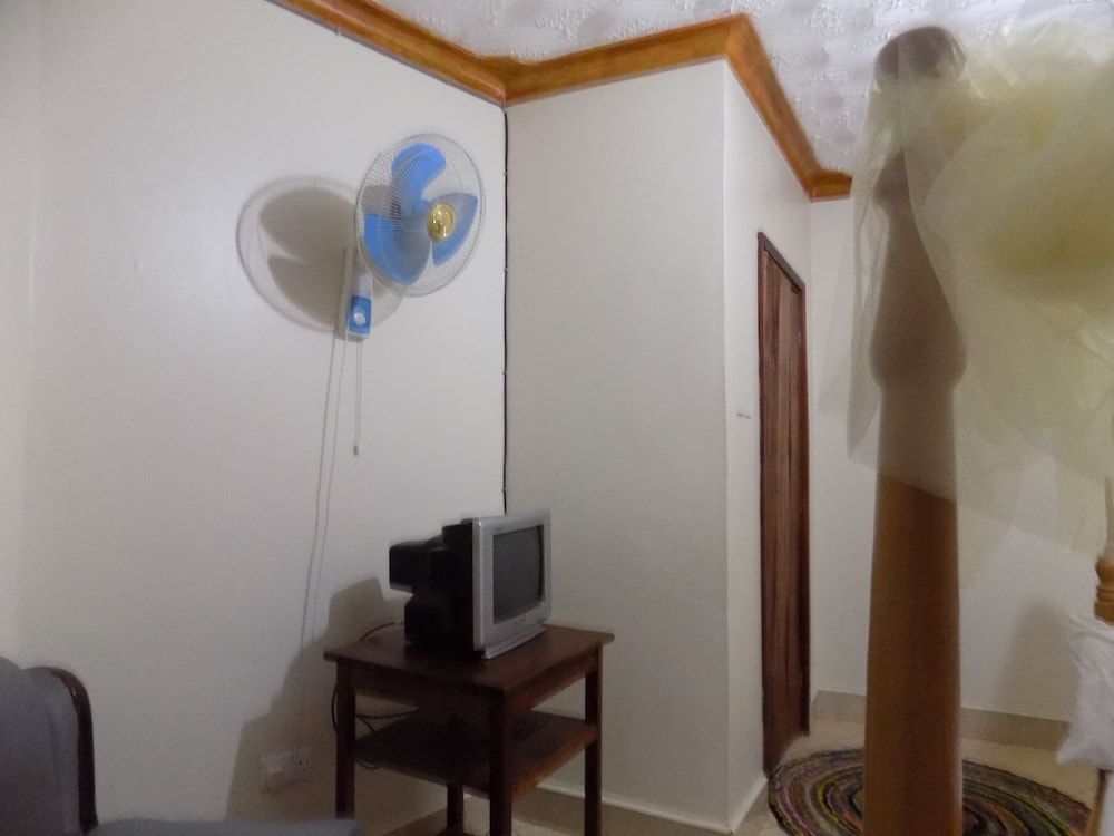 R & R Gardens Twin Room, Non Smoking 2